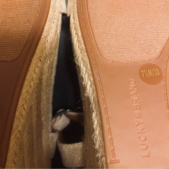 Lucky Brand T- Strap Wedge Sandals - Women 7.5 - Tan with Gold Metallic Threads - Picture 3 of 7